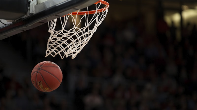 2026年NBA总决赛第七场激战 - 勒布朗·詹姆斯与卢卡·东契奇篮下对抗